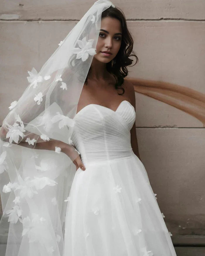 Vestido de novia floral de tul sin mangas con escote en forma de A y escote en forma de corazón